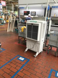 Arbeitsplatz Kühlung Hitzeschutz im Freien und am Arbeitsplatz in Hallen Zelte